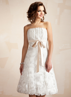 Robe de Mariée Ligne-A/Princesse Col roulé Longeur à mi jambe Satin Dentelle Robe de Mariée avec Ondulé Echarpes (002011527)